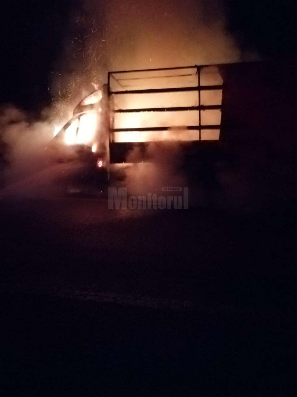 Cabina autoutilitarei a fost cuprinsă de flăcări și a ars în întregime