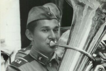 „Cu fanfara în frunte, tinerii recruți au plecat la gară”
