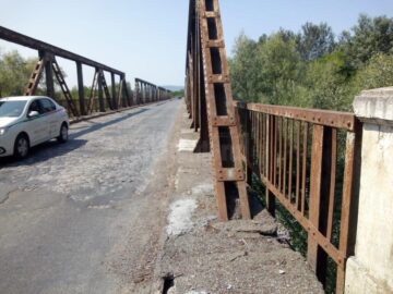 Atenție la pietrele care sar în parbriz pe drumul Suceava – Dorohoi!