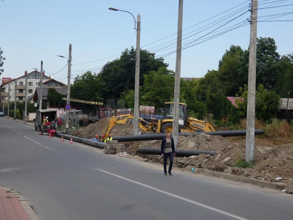 Lucrările de deviere a conductelor de termoficare de pe terenul viitorului magazin Kaufland