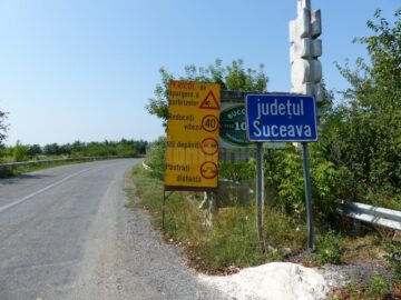 Atenție la pietrele care sar în parbriz pe drumul Suceava – Dorohoi!