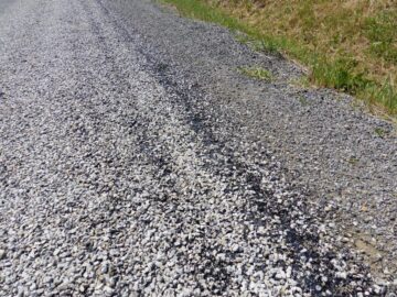 Atenție la pietrele care sar în parbriz pe drumul Suceava – Dorohoi!