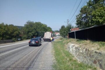 Drumarii toarnă piatră concasată, spre disperarea șoferilor