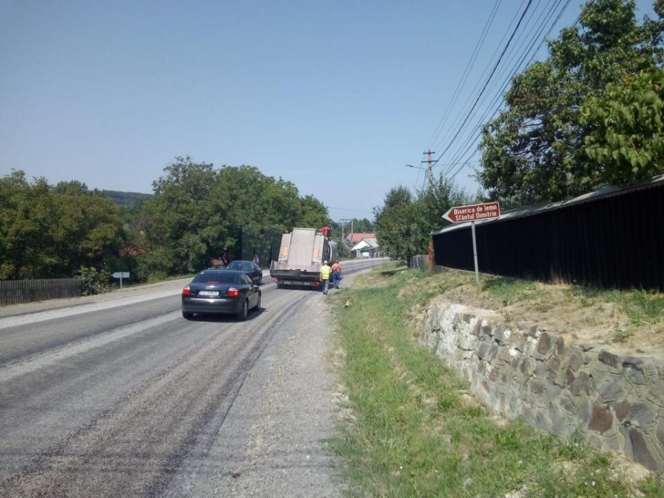 Drumarii toarnă piatră concasată, spre disperarea șoferilor