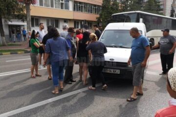 Femeia a fost acroasata in timp ce traversa strada, pe marcajul terecii de pietoni