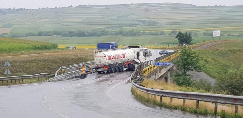 Cisterna a intrat in parapetul metalic al podului