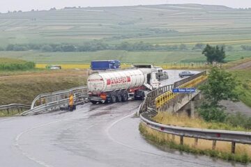 Cisterna a intrat in parapetul metalic al podului