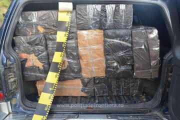 În autoturismul de teren polițiștii de frontieră au găsit mai multe colete cu țigări, a căror valoare se ridică la 174.000 de lei