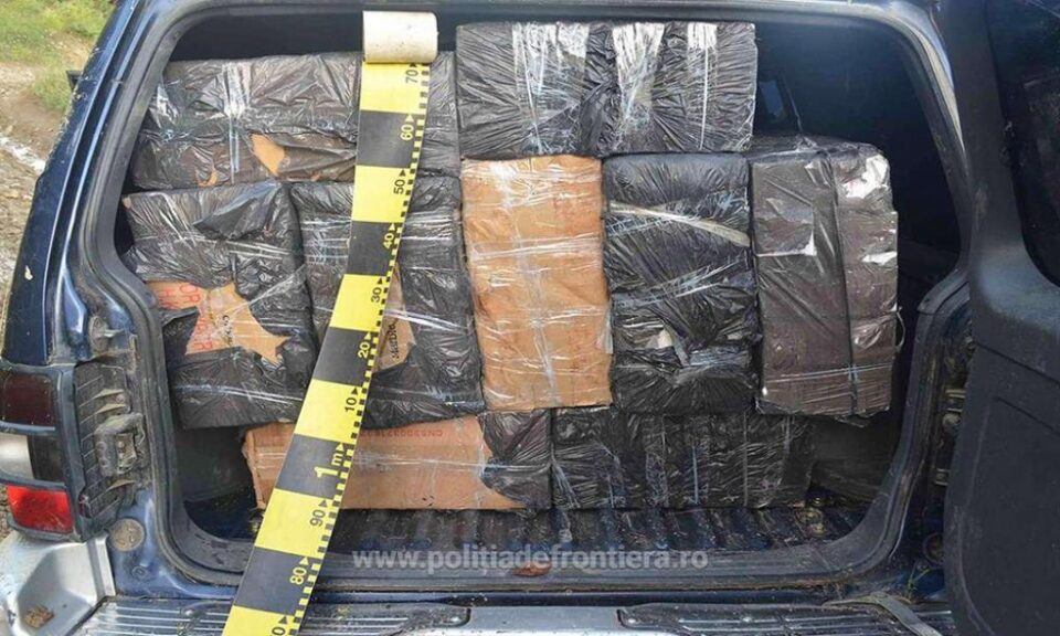 În autoturismul de teren polițiștii de frontieră au găsit mai multe colete cu țigări, a căror valoare se ridică la 174.000 de lei În autoturismul de teren polițiștii de frontieră au găsit mai multe colete cu țigări, a căror valoare se ridică la 174.000 de lei