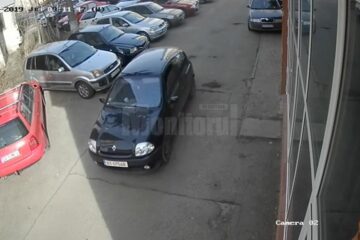 Mașina cu care au acționat hoții, un Renault Clio de culoare neagră, cu numere provizorii de BT