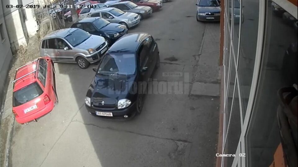 Mașina cu care au acționat hoții, un Renault Clio de culoare neagră, cu numere provizorii de BT Mașina cu care au acționat hoții, un Renault Clio de culoare neagră, cu numere provizorii de BT