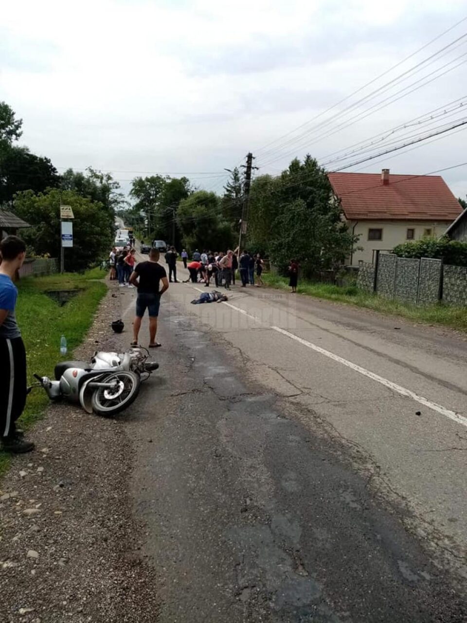 Motoscuterul a fost proiectat pe carosabil in urma impactului