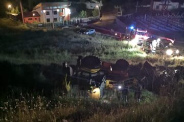 Bărbatul de la volan a murit, după ce utilajul s-a răsturant pe o pantă de circa 40 de metri