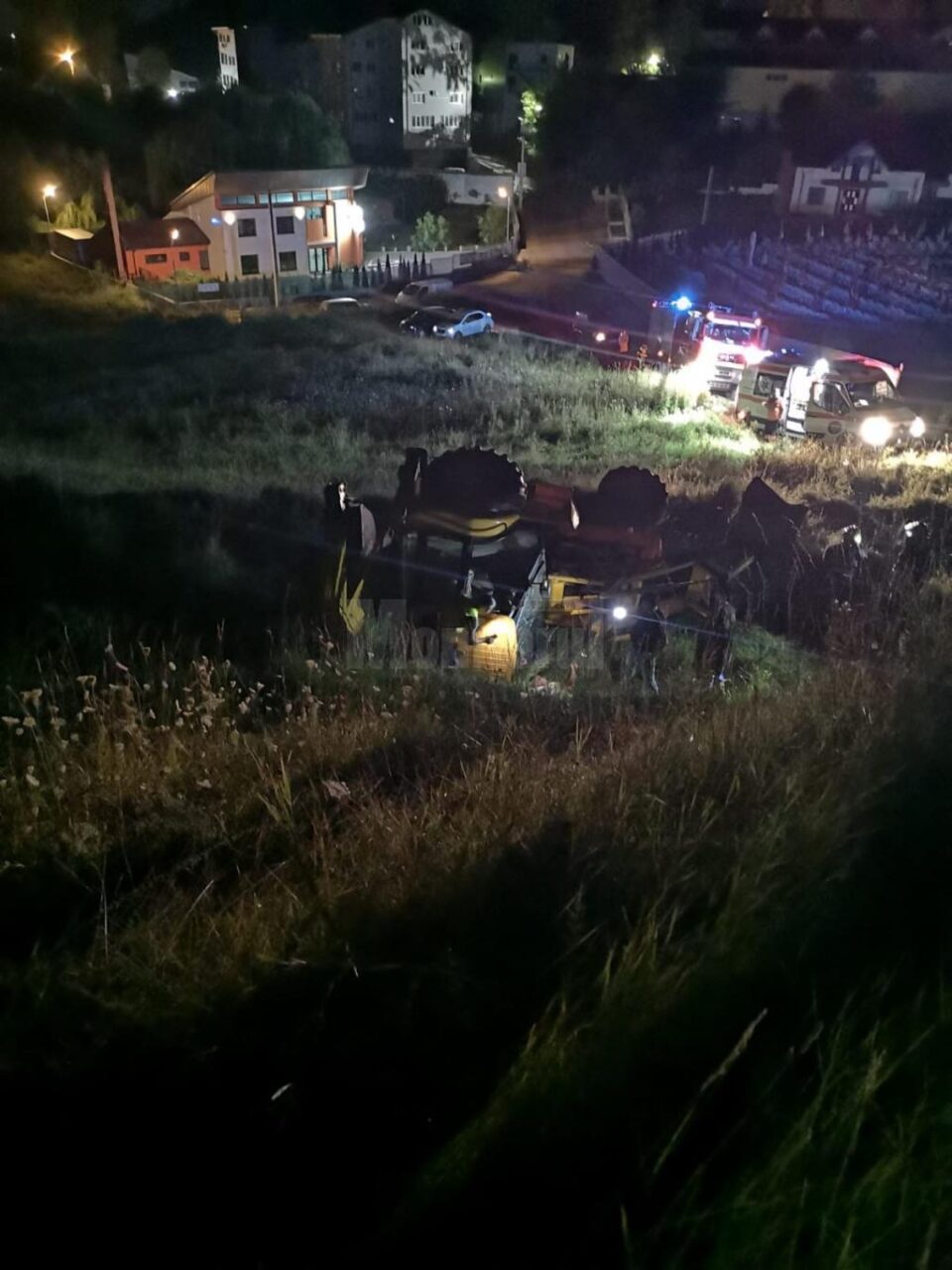 Bărbatul de la volan a murit, după ce utilajul s-a răsturant pe o pantă de circa 40 de metri Bărbatul de la volan a murit, după ce utilajul s-a răsturant pe o pantă de circa 40 de metri