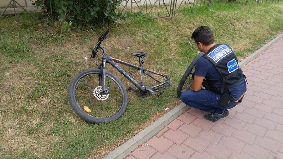 Adolescent pe bicicletă, acroșat de o mașină care a plecat de la fața locului