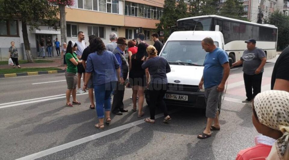 Femeia a fost acroșată pe trecerea de pietoni de o autoutilitară cu numere de Botoșani