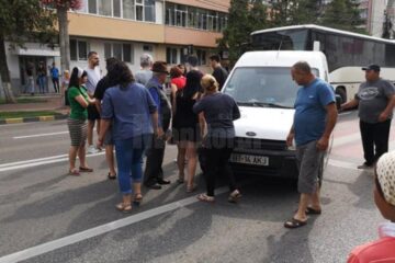 Femeia a fost acroșată pe trecerea de pietoni de o autoutilitară cu numere de Botoșani