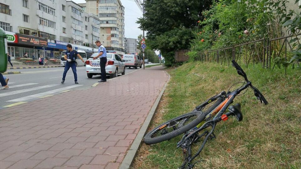 În timpul traversării, o mașină încă neidentificată l-a acroșat în partea din spate a bicicletei și l-a aruncat pe adolescent pe șosea