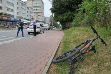În timpul traversării, o mașină încă neidentificată l-a acroșat în partea din spate a bicicletei și l-a aruncat pe adolescent pe șosea