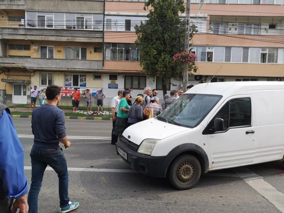 O femeie a fost lovită în plin de o dubiță, pe trecerea de pietoni de la Bancă