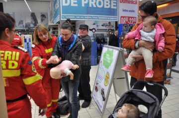 Cursuri de pregătire de prim ajutor oferite de angajații ISU Suceava la Fălticeni și Vatra Dornei