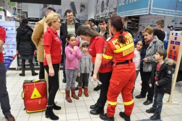 Cursuri de pregătire de prim ajutor oferite de angajații ISU Suceava la Fălticeni și Vatra Dornei