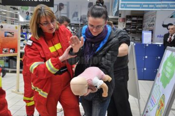 Cursuri de pregătire de prim ajutor oferite de angajații ISU Suceava la Fălticeni și Vatra Dornei