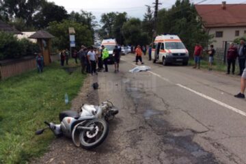 Bătrânul a fost aruncat de pe moped pe șosea, după care a murit la scurt timp, iar copilul a fost rănit
