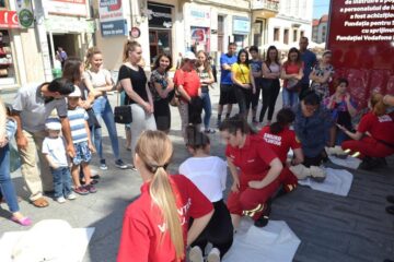 Cursuri de pregătire de prim ajutor oferite de angajații ISU Suceava la Fălticeni și Vatra Dornei