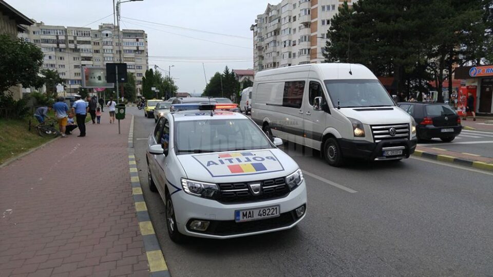 Adolescent pe bicicletă, acroșat de o mașină care a plecat de la fața locului