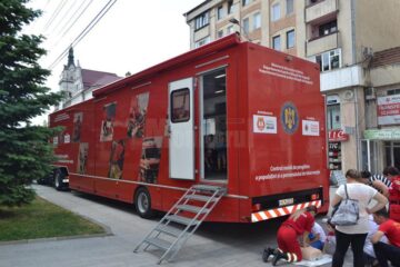 Cursuri de pregătire de prim ajutor oferite de angajații ISU Suceava la Fălticeni și Vatra Dornei