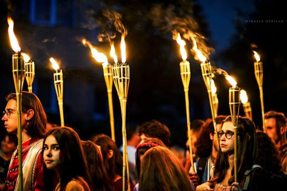 Expoziția conține 31 de fotografii realizate la edițiile anterioare ale festivalului, menite să ilustreze frumusețea și activitățile inedite