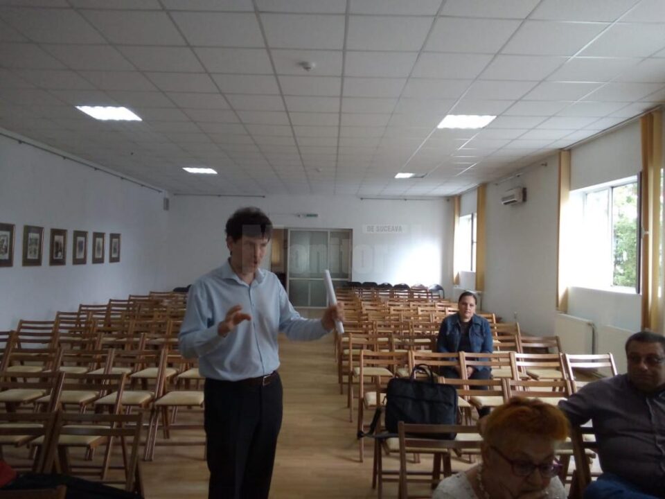 Muzeograful Marius Dăscălescu și verișoara lui, custodele Elena Timofte