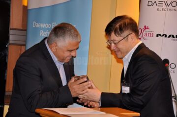 Dumitru Mihalescul primind premiul de la Shin Jung Soo