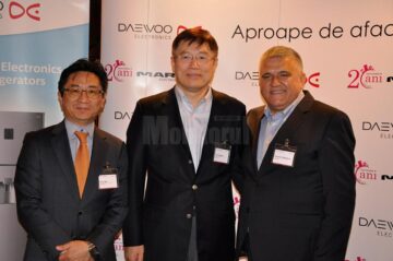 Directorul reprezentanței din România a Dongbu Daewoo, Chan Ryu (stânga), președintele Dongbu Daewoo de la Seul, Shin Jung Soo, și proprietarul Marelvi, Dumitru Mihalescul (dreapta)