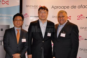 Directorul reprezentanței din România a Dongbu Daewoo, Chan Ryu (stânga), președintele Dongbu Daewoo de la Seul, Shin Jung Soo, și proprietarul Marelvi, Dumitru Mihalescul (dreapta)