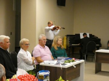 Lansarea cărții Gabrielei Baddur a început cu un scurt dar emoționant moment muzical 2