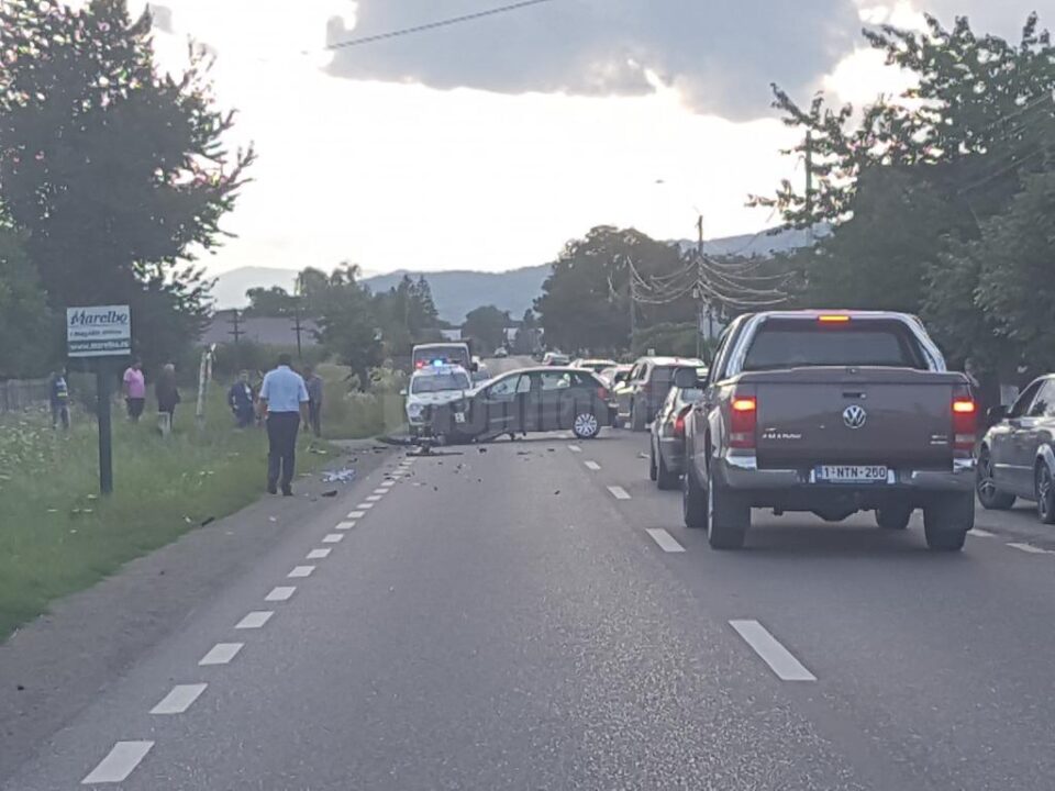 In urma impactului, tanaraul a fost proiectat de pe motocicleta in santul de pe marginea drumului In urma impactului, tanaraul a fost proiectat de pe motocicleta in santul de pe marginea drumului