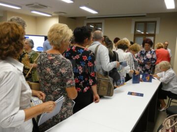 Aglomerație la semnarea de autografe din partea autoarei cărții, Gabriela Baddour