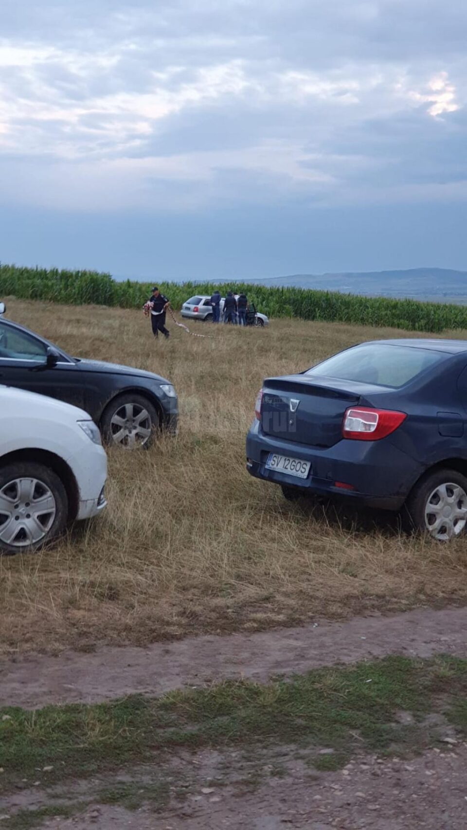 Colegii politistului au fost cei care l-au gasit pe acesta impuscat, in autoturism