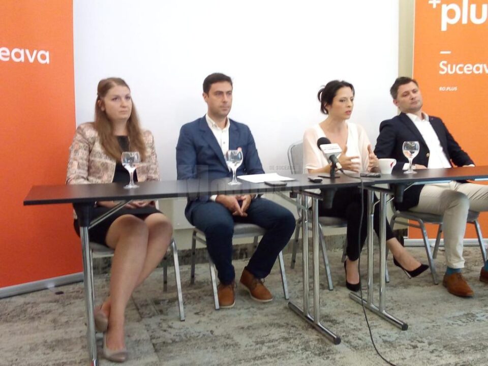 Adrian Radu Rey (în mijloc) alături de europerlamentarul Ramona Strugariu (în dreapta lui) Adrian Radu Rey (în mijloc) alături de europerlamentarul Ramona Strugariu (în dreapta lui)
