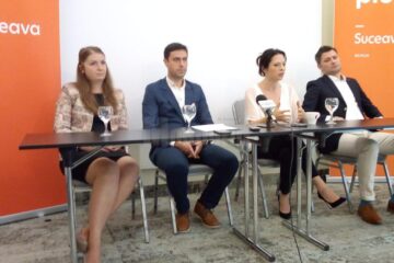 Adrian Radu Rey (în mijloc) alături de europerlamentarul Ramona Strugariu (în dreapta lui)