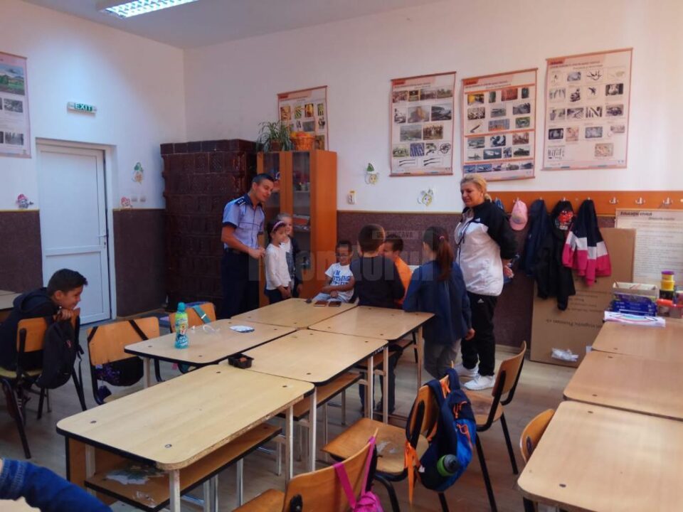 Cazuri reale sesizate de polițiști, puse în scenă de copii în cadrul școlii de vară