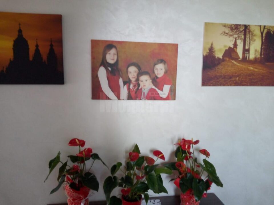Fotografii cu familia Gavril înainte de accident sunt peste tot în casă