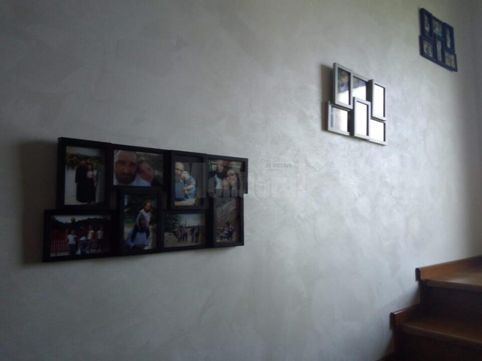 Fotografii cu familia Gavril înainte de accident sunt peste tot în casă