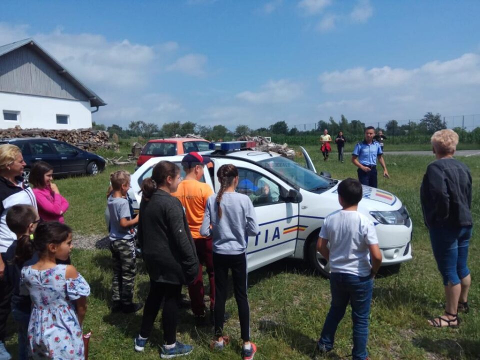 Cazuri reale sesizate de polițiști, puse în scenă de copii în cadrul școlii de vară