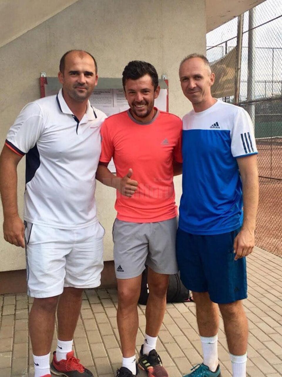 Sucevenii Mihai Pânzaru și Florin Popovici-Dumbravă încadrându-l pe zălăuanul Bogdan Cuceu Sucevenii Mihai Pânzaru și Florin Popovici-Dumbravă încadrându-l pe zălăuanul Bogdan Cuceu