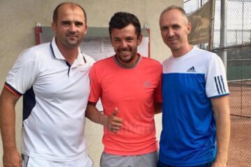 Sucevenii Mihai Pânzaru și Florin Popovici-Dumbravă încadrându-l pe zălăuanul Bogdan Cuceu