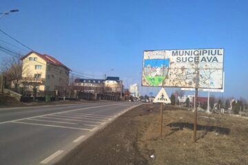 Cușnir demonstrează cu semnul de intrare în Suceava faptul ca orașul nu este unul frecventabil