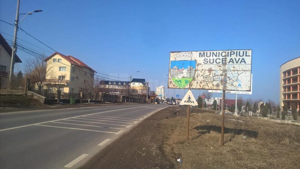Cușnir demonstrează cu semnul de intrare în Suceava faptul ca orașul nu este unul frecventabil